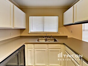 7439 Longing Trail in San Antonio, TX - Building Photo - Building Photo