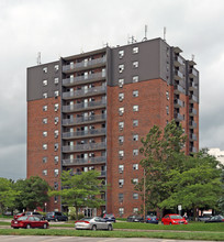 Canterbury Towers - 760 Wonderland Road South in London, ON - Building Photo - Building Photo