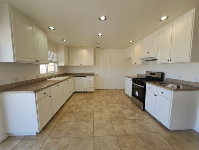 57876 Saratoga St in Yucca Valley, CA - Building Photo - Building Photo