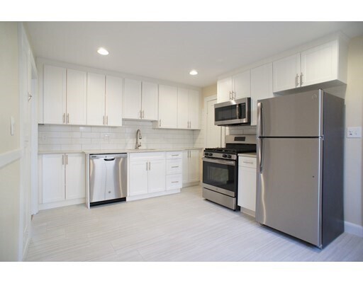 425 Newport Ave-Unit -2 in Quincy, MA - Building Photo