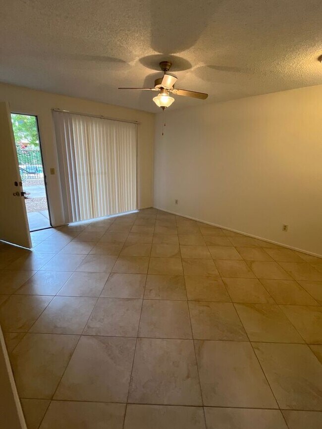 1201 S McClintock Dr in Tempe, AZ - Foto de edificio - Building Photo