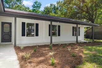5257 Rowe Trail in Milton, FL - Foto de edificio - Building Photo