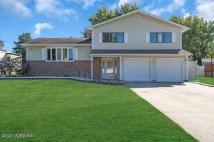 691 Sussex Ct in Toms River, NJ - Building Photo