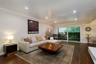 4528 Colbath Ave in Los Angeles, CA - Foto de edificio - Building Photo