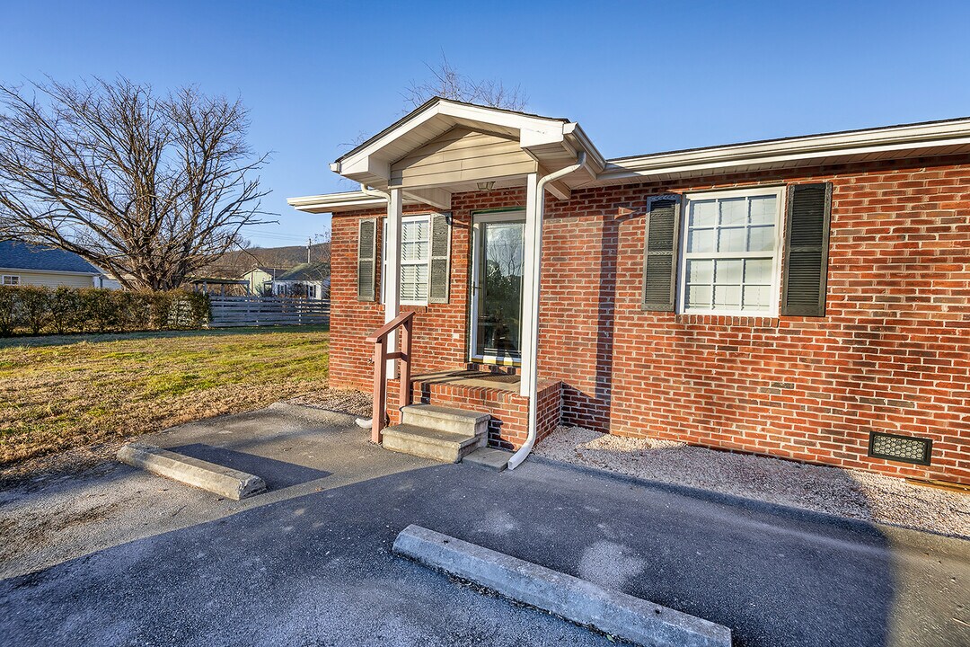 109 Midnight Dr, Unit 1 in Elizabethton, TN - Building Photo