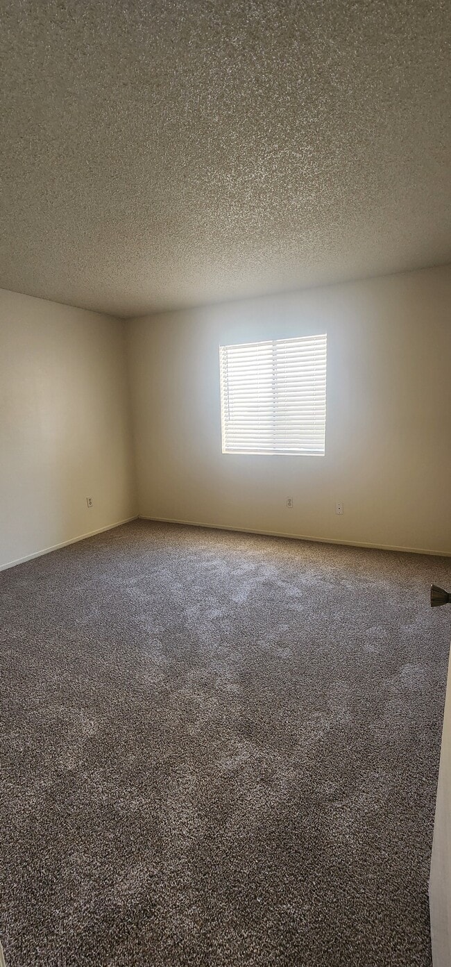 5913 Auburn Oaks Dr, Unit Apartment C in Bakersfield, CA - Building Photo - Building Photo