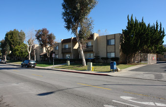 Los Robles Apartments in Vista, CA - Building Photo - Building Photo