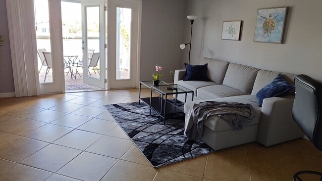 3837 Pompano Dr SE in St. Petersburg, FL - Foto de edificio - Building Photo