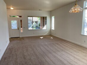 563 Quindell Way in Brentwood, CA - Building Photo - Building Photo