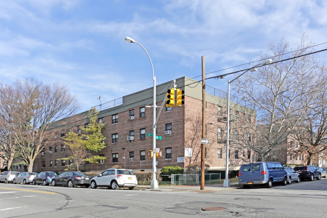 20-75 27th St in Astoria, NY - Building Photo