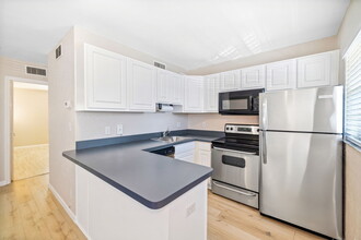2660 NE 8th Ave, Unit 115 in Wilton Manors, FL - Building Photo - Building Photo