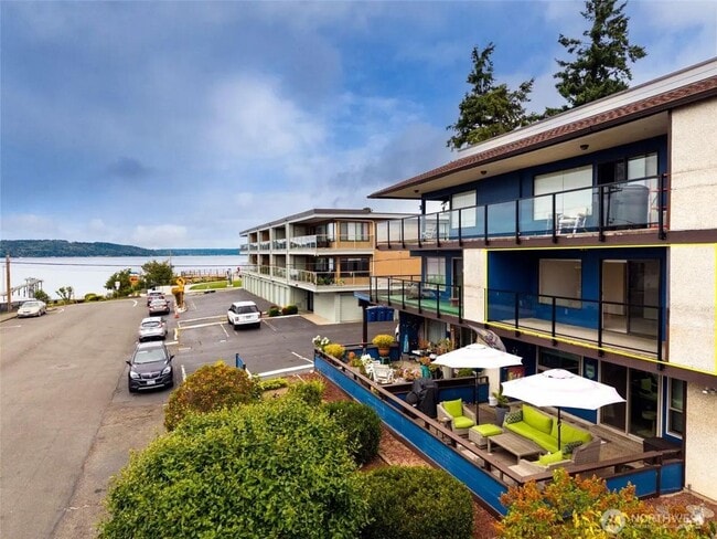 property at 516 S 222nd St