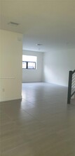 7945 NW 105th Ct in Doral, FL - Foto de edificio - Building Photo