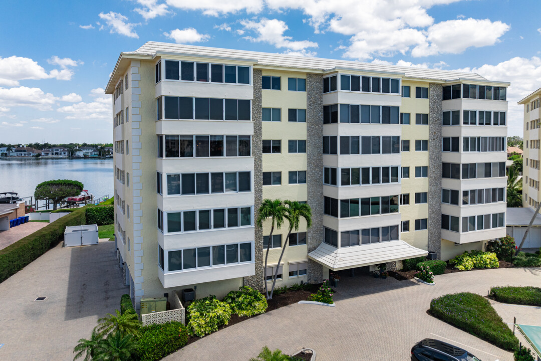 Harborside West I in Naples, FL - Foto de edificio