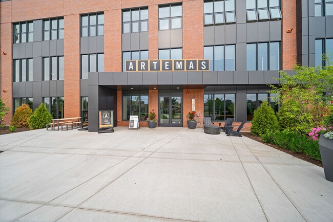 Artemas in Everett, MA - Foto de edificio - Building Photo