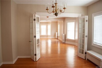 284 Richmond Ave-Unit -Second Floor in Buffalo, NY - Building Photo - Building Photo