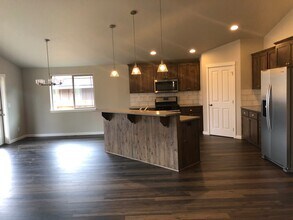 3054 NW Dogwood Ave in Redmond, OR - Building Photo - Building Photo