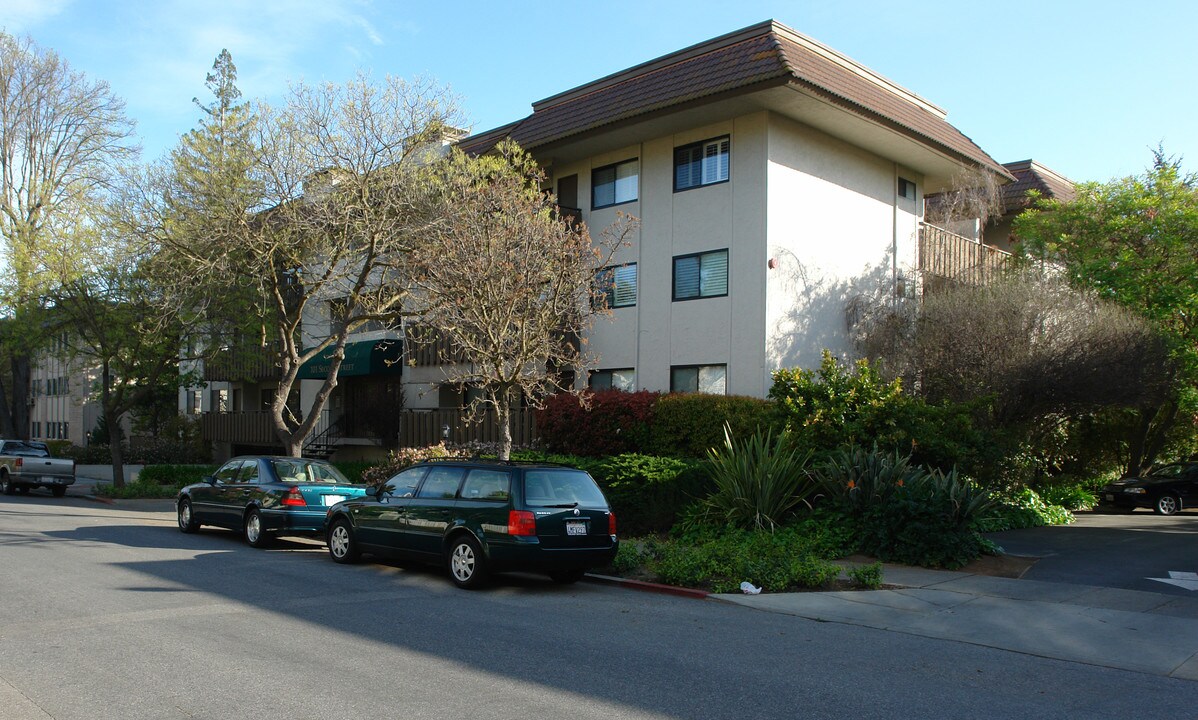 101 2nd St in Los Altos, CA - Building Photo