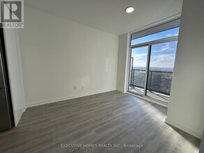 5105 Hurontario St in Mississauga, ON - Building Photo - Building Photo