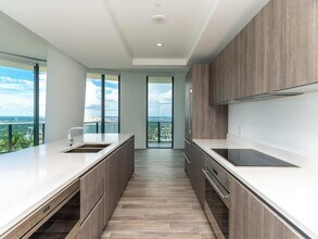 805 S Miami Ave, Unit 5501 in Miami, FL - Foto de edificio - Building Photo