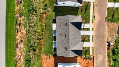 18 Twiggs Ln in Taylors, SC - Foto de edificio - Building Photo