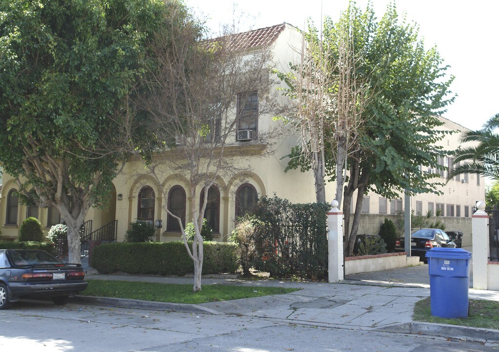 1129 N Hoover St in Los Angeles, CA - Foto de edificio