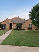 804 Whitley Ct in Kennedale, TX - Building Photo