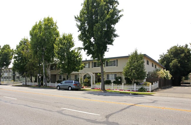 Larkspur Woods in Mountain View, CA - Foto de edificio - Building Photo
