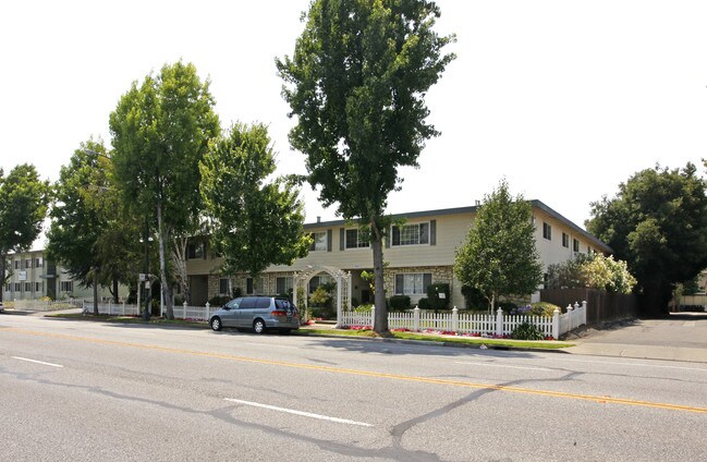 Larkspur Woods in Mountain View, CA - Building Photo - Building Photo