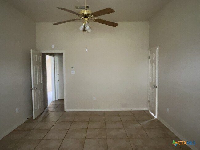 3906 Lone Oak Dr in Killeen, TX - Building Photo - Building Photo