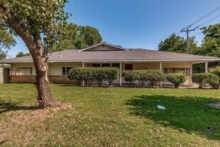 218 W Independence St in Shawnee, OK - Building Photo