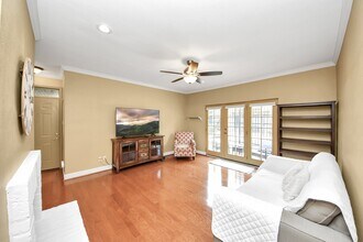 2100 Tanglewilde St in Houston, TX - Foto de edificio - Building Photo