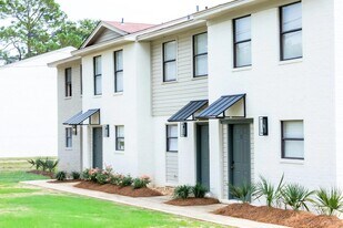 White Columns in West Monroe, LA - Building Photo