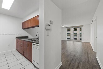 1200 Brickell Bay Dr, Unit 3206 in Miami, FL - Building Photo - Building Photo