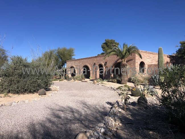 2215 E Cerrada Bala in Tucson, AZ - Building Photo - Building Photo