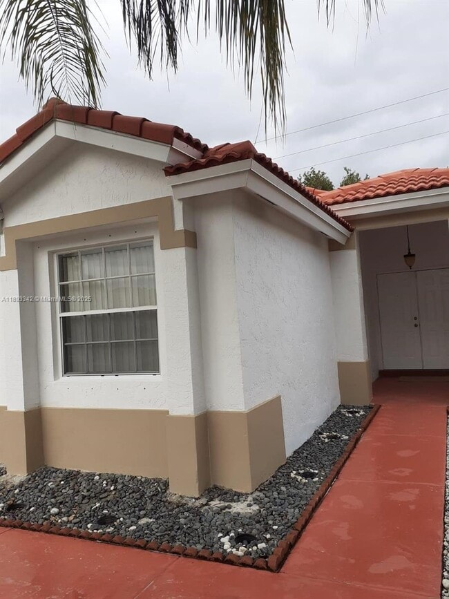32 Gables Blvd in Weston, FL - Foto de edificio - Building Photo