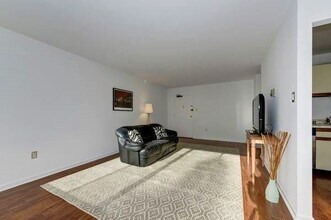 4390 Lorcom Ln, Unit 204 in Arlington, VA - Foto de edificio - Building Photo