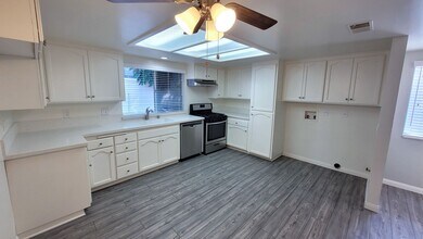 13427 Russell St in Whittier, CA - Building Photo - Building Photo