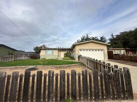 1865 Andrew Ct in Seaside, CA - Building Photo