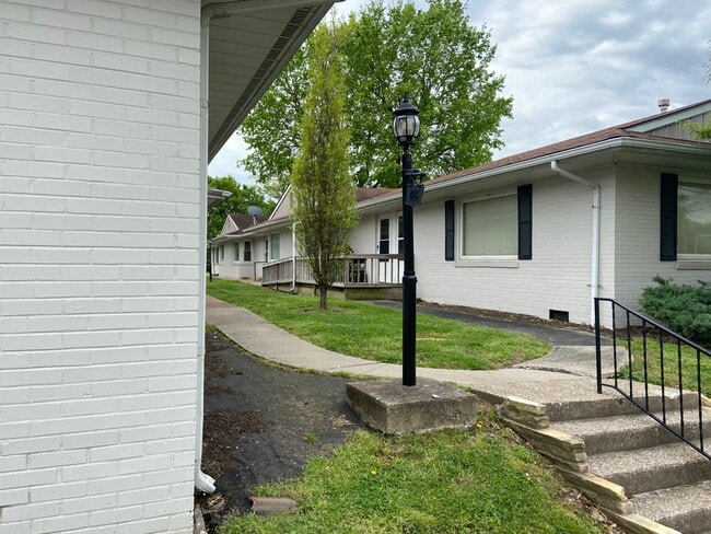 413 W Main St, Unit 01 in Carbondale, IL - Building Photo - Building Photo