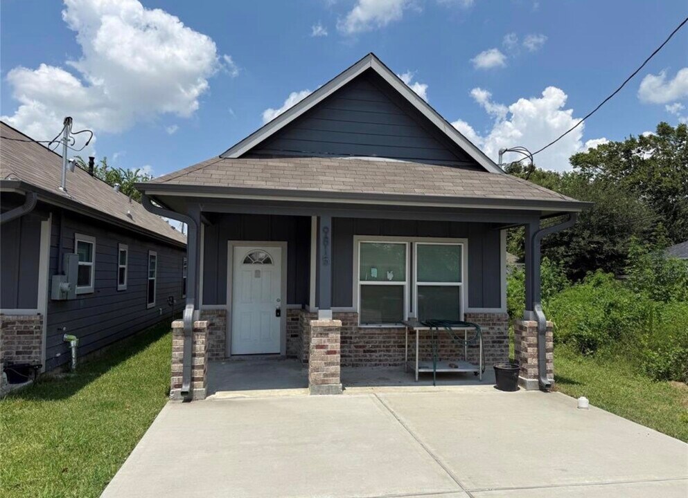 9815 Garcroft St in Houston, TX - Building Photo
