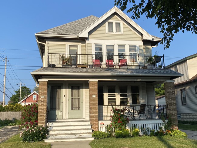 416 N 63rd St, Unit Cozy 2BR Upper in Milwaukee, WI - Foto de edificio - Building Photo