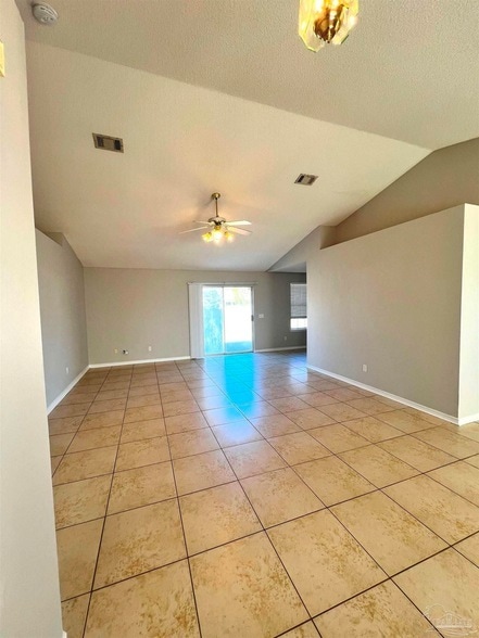 2002 Coral Reef Rd, Unit The Finery-561 in Pensacola, FL - Building Photo - Building Photo
