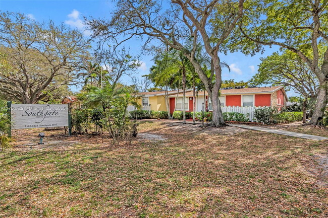7194 Southgate Blvd in Tamarac, FL - Building Photo - Building Photo