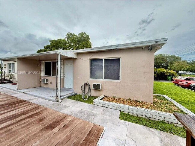 1049 SW 3rd St-Unit -0 in Hallandale Beach, FL - Building Photo - Building Photo