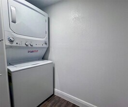 7707 NW 7th St, Unit 3-704 in Miami, FL - Building Photo - Building Photo