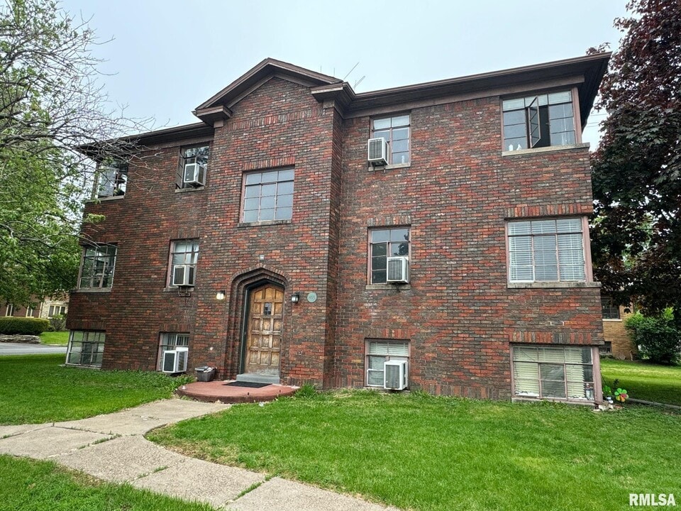 405 W Columbia Ave in Davenport, IA - Building Photo