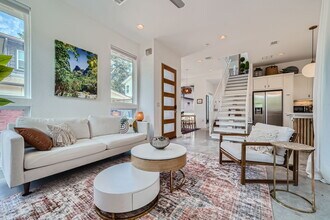 511 W Croslin St in Austin, TX - Foto de edificio - Building Photo