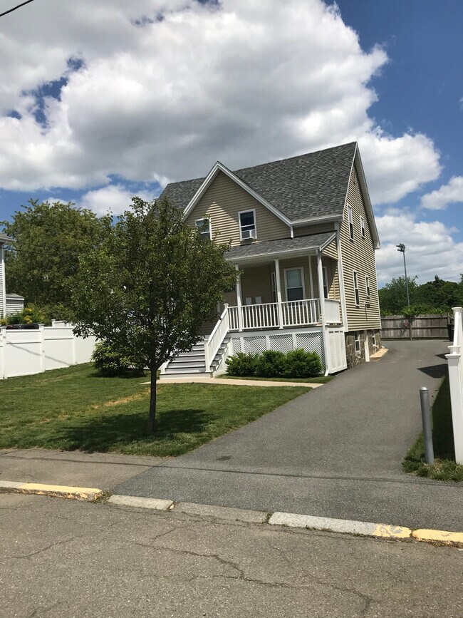 105 Broadway, Unit 2 in Salem, MA - Building Photo - Building Photo