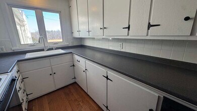 11 Elm St, Unit 1 in Southampton, MA - Building Photo - Building Photo